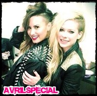 Avril Lavigne assiste à show de Demi Lovato na Argentina